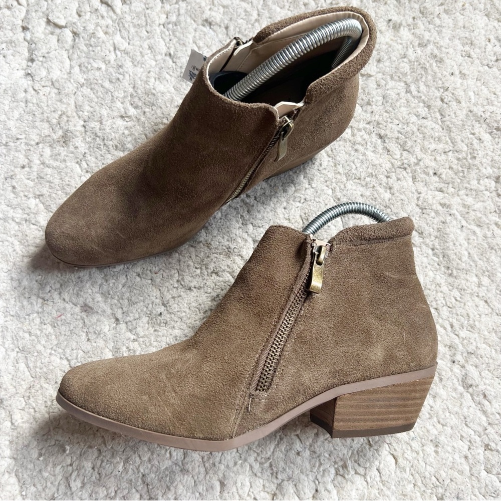 Apri: NWOT Versatile talian Shoemaker Classic Tan Suede Almond Toed Booties 7.5M